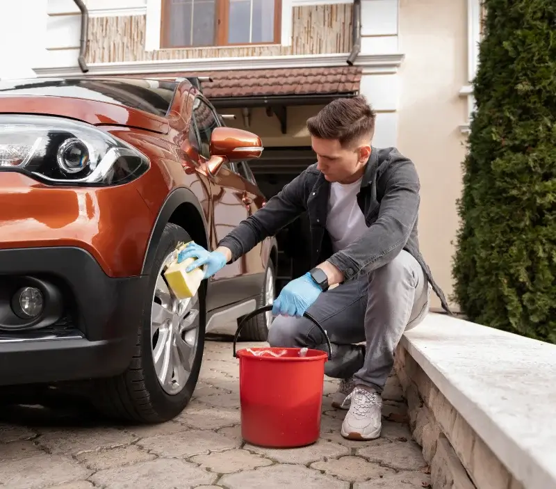 Lavage auto à domicile Bellechaume : professionnel intervenant sur un véhicule